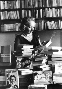 Ritratto di Alba de cespedes nel suo studio TINY